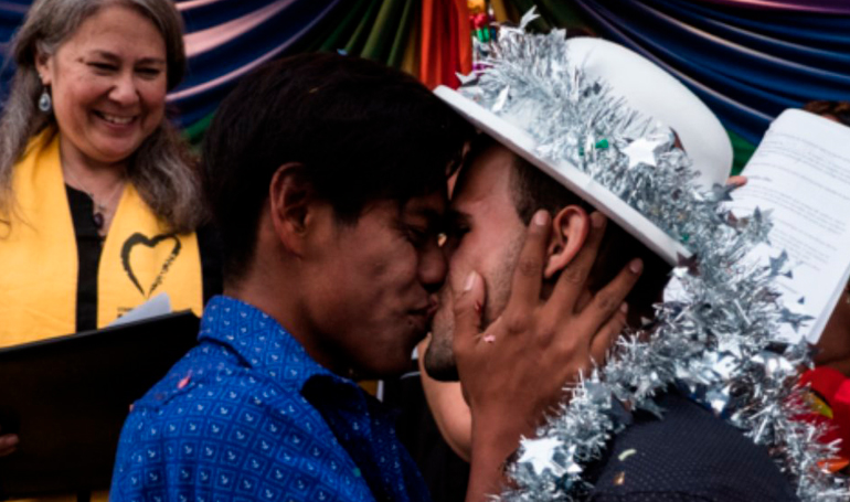 pareja-gay-caravana-de-migrantes-baja-california-el-pais-hn-diario el diverso.jpg